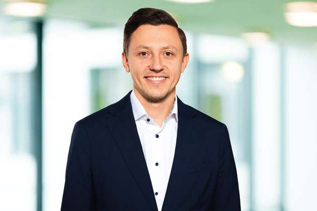 Maximilian Kuhnert, Sales Manager bei H-TEC Systems: H-TEC Systems stellt auf der Smarter E seine innovativen PEM-Elektrolyseure und Elektrolyse-Stacks vor, die eine wirtschaftliche, effiziente und zuverlässige Produktion von grünem Wasserstoff ermöglichen. Die Modular Hydrogen Platform (MHP) ist ein skalierbares Baukastensystem zur industriellen Produktion von grünem Wasserstoff mittels der PEM-Technologie. Dazu lassen sich 10 MW Blöcke zu Multi-MW Systemen mit einer Elektrolyseleistung von 10 bis 100 MW und mehr kombinieren. Der bewährte ME450 Elek­trolyseur hat jeweils eine Elektrolysekapazität von 1 MW und kann täglich 450 kg hochreinen Wasserstoff produzieren. Das H-TEC Systems Team erläutert am Stand gerne die vielen Einsatzbereiche für grünen Wasserstoff – etwa für die Industrie sowie die Sektorenkopplung.