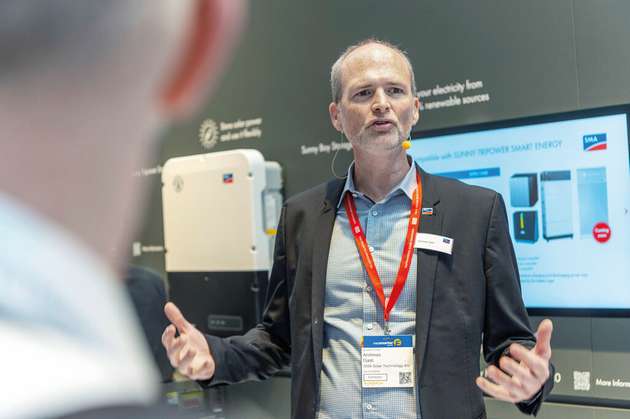 Andreas Gast, Vertriebsleiter Central Europe bei SMA: Entdecken Sie die Zukunft der Energie auf der Messe The The Smarter E Europe in München: Unter dem Leitmotiv 'Managing Energy to save yours' zeigt SMA Solar Technology (SMA) diesmal auf zwei Messeständen innovative Ansätze, die erneuerbare Energien zum Mainstream machen. Neben den Commercial Energy Solutions rund um den SMA Data Manager M und den neuen Batterie-Wechselrichter Sunny Island X erleben die Besucher eine neue Dimension des intelligenten Energiemanagements. Der Sunny Home Manager 2.0 maximiert die Nutzung von Solarenergie im Haushalt und ermöglicht durch die zukünftige Einbindung eines dynamischen Stromtarifs Kosteneinsparungen beim Strombezug. In Halle B5.340 ist Sunny Central FLEX ein Finalist für den The smarter E Award. DiePlattformlösung deckt alle Kraftwerksanwendungen von solarer Energieerzeugung über batteriegestützte Netzstabilisierung bis zur Wasserstoffproduktion ab.