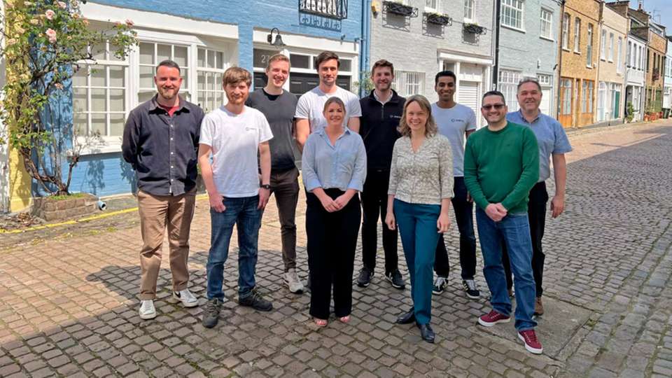 Team von Ionetic: Das britische Start-up will kleinen E-Auto-Fertigern dabei helfen, mit großen Anbietern konkurrieren zu können.