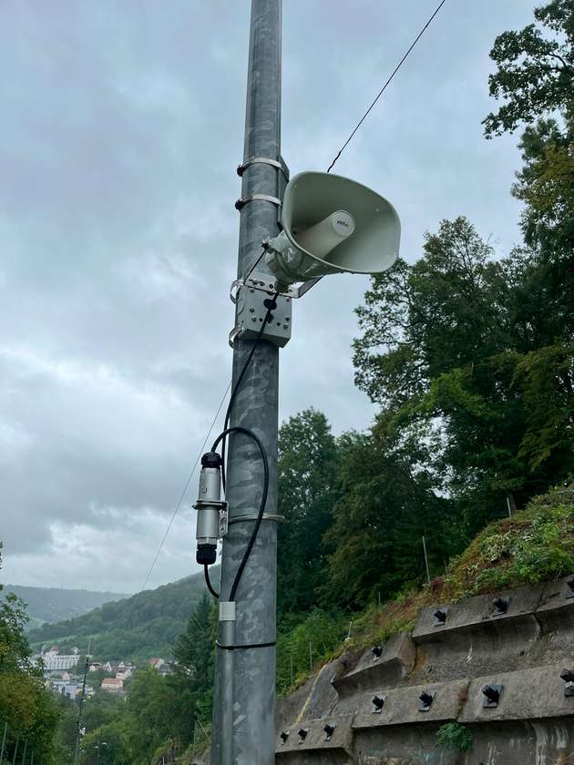 Schutzgehäuse entlang der gesamten Fahrstrecke einer autonom fahrenden Standseilbahn 