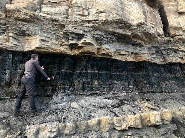 Michael Vanden Berg, Geologe beim Utah Geological Survey, untersucht einen Kohleaufschluss in der Nähe der alten Star Point Mine in Utah.