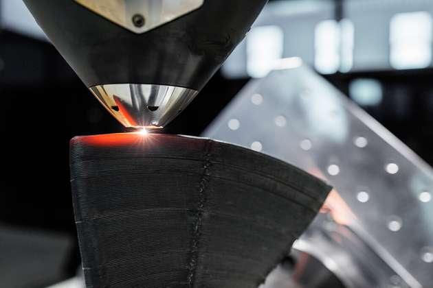 Der Laser des Metall-3D-Drucksystems trägt Schichten von 2 mm Wandstärke auf.

