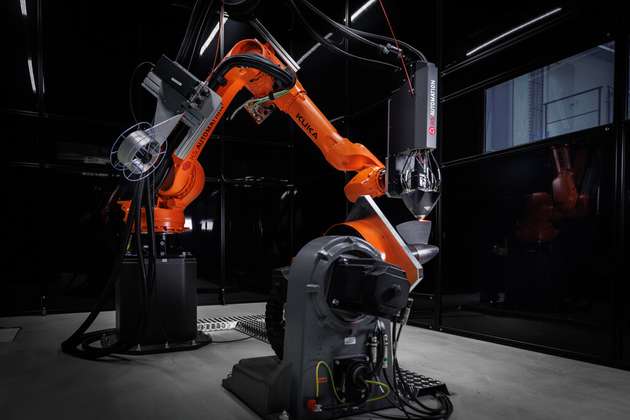 Die additive Fertigungstechnologie profitiert von der räumlichen Beweglichkeit von Roboter und Kipptisch.
