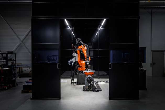 Der für den 3D-Metalldruck eingesetzte Roboter arbeiten in einer Laserzelle, die 5 auf 4 auf 4 Meter misst.