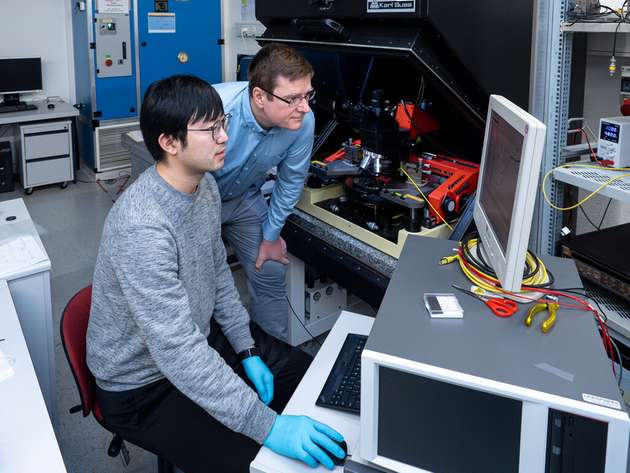 Empa-Forscher Erfu Wu (links) und Ivan Shorubalko untersuchen den Bildsensor.