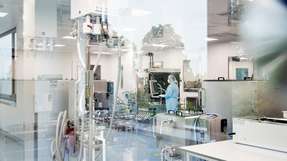 Im mRNA-Kompetenzzentrum in Halle wird hinter Glas unter Reinraumbedingungen produziert.