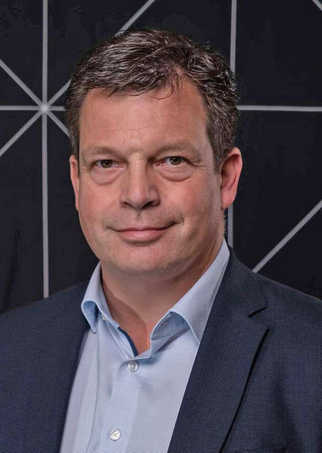 Florian Freund, Director Engineering Central Europe bei Arrow Electronic: Was vor Jahren als Internet of Things begonnen hat, ist aus meiner Sicht nur der erste Schritt einer weitreichenden Entwicklung. Die wachsende Vernetzung von Maschinen, Geräten, Gebäuden sowohl im Consumer-Umfeld, aber auch in der Industrie, hat ein enorme Datenbasis geschaffen. Die Geräte liefern Daten über ihren aktuellen Betriebszustand, oft auch über ihre Position, über Umgebungsparameter und vieles mehr. Aus diesen Daten lernen Modelle, oder sie werden ausgewertet und es werden darauf basierend automatisierte Entscheidungen getroffen. Zusammenfassend kann man sagen, dass die Entwicklung von IoT weiter geht und dass IoT die Basis für KI-Anwendungen darstellt. Es gibt viel Potential, noch mehr Sensoren ins Netz zu integrieren und die verfügbaren Daten noch mehr zu nutzen.