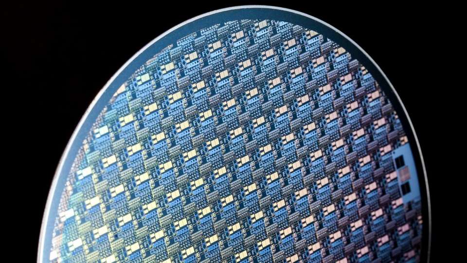 GaN-on-Si-Wafer des Fraunhofer IAF mit vertikalen Bauelementen.