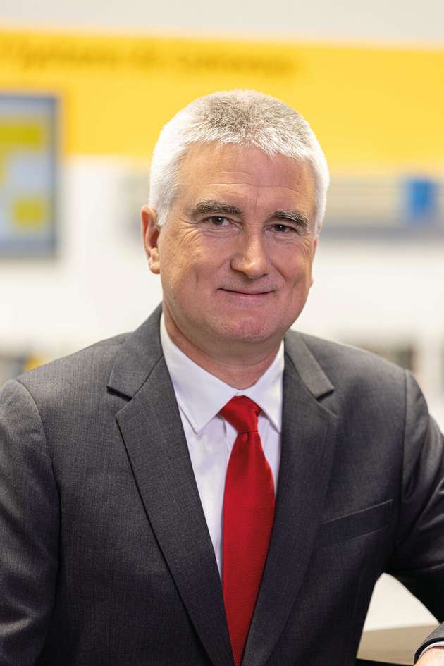 Martin Rostan, Executive Director, EtherCAT Technology Group: Single Pair Ethernet (SPE) wird zwar immer wieder als Protokoll oder gar als Feldbus dargestellt. SPE sind aber „nur“ 2-Draht-Übertragungstechnologien für beliebige Protokolle – wobei der SPE-Standard für 100 Mbit/s bislang nur 15 m anstatt der bisher üblichen 100 m Leitungslänge unterstützt. Die Single-Pair-Ethernet-Protagonisten sind durchaus kreativ: SPE sei eine attraktive Alternative zu konventionellen Feldbus-Protokollen, kann man lesen. SPE sei die Voraussetzung für IIoT. Sogar, dass man mit Hilfe von SPE Netto-Null-CO2-Emissionen erreichen könne. Jetzt ernsthaft: Es gibt sicherlich sinnvolle Anwendungen für SPE-Technologien. Aber weil SPE die bewährten Ethernet-Übertragungstechnologien nicht ersetzt, sondern ergänzt, verstärkt es die Vielfalt in der Feldebene. Und erhöht deshalb die Kosten.