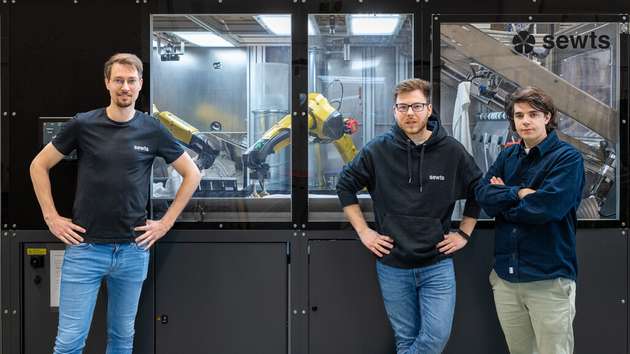 Die Gründer von Swets nutzen Roboter und KI ein, um Wäsche für die Faltmaschine vorzubereiten. Die Gründer Till Rickerts, Tim Doerks und Alexander Bley.