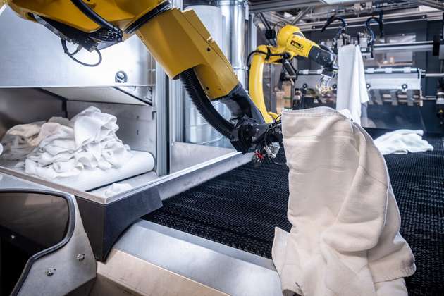 Die Roboter von Sewts bereiten Wäsche so vor, dass sie von einer Faltmaschine zusammengelegt werden kann.