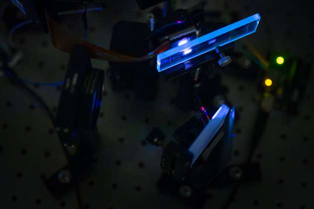Mithilfe von Nanophotonik-Technologien konnte ein neuartiges Wellenleiterdesign entwickelt werden, das 3D-Hologramm-Informationen aus sichtbarem RGB-Licht mit hoher Transparenz übertragen kann.