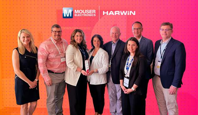 Mouser Electronics und Harwin gemeinsam für die Auszeichnung zum „2023 Global Distributor of the Year“.