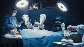 Chirurgische Roboter halten auch über lange Zeiträume eine stabile Position und arbeiten hochpräzise.