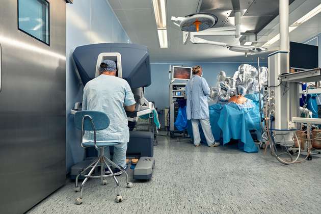Über die Schnittstelle steuert der Chirurg die Roboterarme. Er profitiert von der ergonomischen Freiheit und kann länger konzentriert arbeiten.