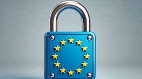 Die NIS2-Richtlinie, der erste EU-weite Rechtsakt zur Cybersicherheit, muss bis zum 17. Oktober 2024 in nationales Recht umgesetzt werden.
