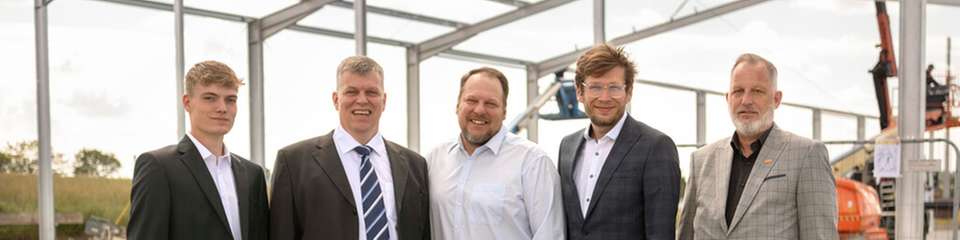 Kooperieren für eine nachhaltigere Batteriefertigung in Europa (von links hinten): Lukas Walch (WHW Recycling), Matthias Walch (WHW Recycling), Kevin Walch (WHW Recycling), Štefan Hanigovský (WHW Recycling), Holger Kuhlmann (BASF); (von links vorne): Julian Prölß (BASF), Christine Große Lembeck (BASF), Lars Walch (Firma Lars Walch).