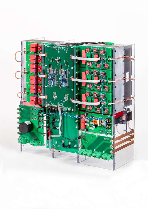 Im Projekt „MS-LeiKra“ entwickelte und demonstrierte das Fraunhofer ISE den weltweit ersten PV-Stringwechselrichter im Bereich Mittelspannung.