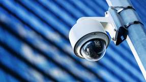 Zum Schutz kritischer Anlagen gehört auch eine zuverlässige Perimeterüberwachung, beispielsweise durch Kameras.