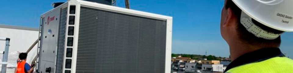 „Wir installieren die Wärmepumpe auf dem Dach, um die Lärmbelastung zu minimieren und die städtischen Raumbedingungen optimal zu nutzen“, erklärt Benjamin Tillner, Technischer Projektleiter bei Gasag Solution Plus.