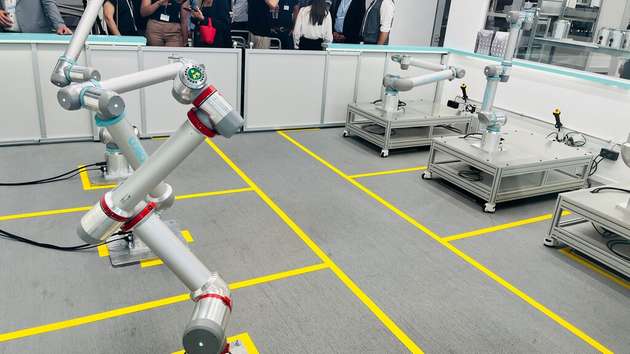 RobCo macht modulare, erschwingliche und vernetzte Roboter-Automatisierungslösungen, speziell für kleinere und mittelständische Produktionsstätten mit wechselnden Aufträgen und kleinen Stückzahlen.