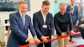 Eröffnung des neuen Standorts von RobCo mitten in München, inklusive Produktion. CEO Roman Hölzl nennt das ein Statement für den Standort. Mit dabei bei der Eröffnung ist auch RobCo-Investor Frank Thelen und Finanzminister Christian Lindner.