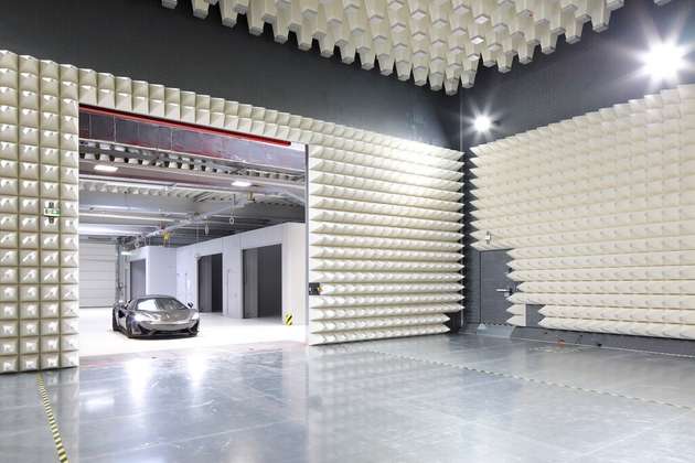 Edag EMV-Zentrum in Fulda, mit futuristisch anmutende Inneren des neuen Gebäudes.