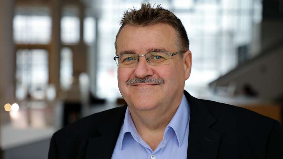 Wolfgang Ecker ist Distinguished Engineer bei Infineon Technologies, Honorarprofessor der TU München und Mitglied der Plattform Lernende Systeme.