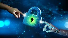 Künstliche Intelligenz kann mehr Sicherheit bieten, indem sie Daten direkt am Endgerät verarbeitet und so die Gefahr von Cyberattacken durch den Verbleib sensibler Informationen beim Nutzenden minimiert.