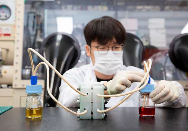 Ein Forscher des Korea Institute of Energy Research stellt eine Viologen-Redox-Flow-Batterie her.