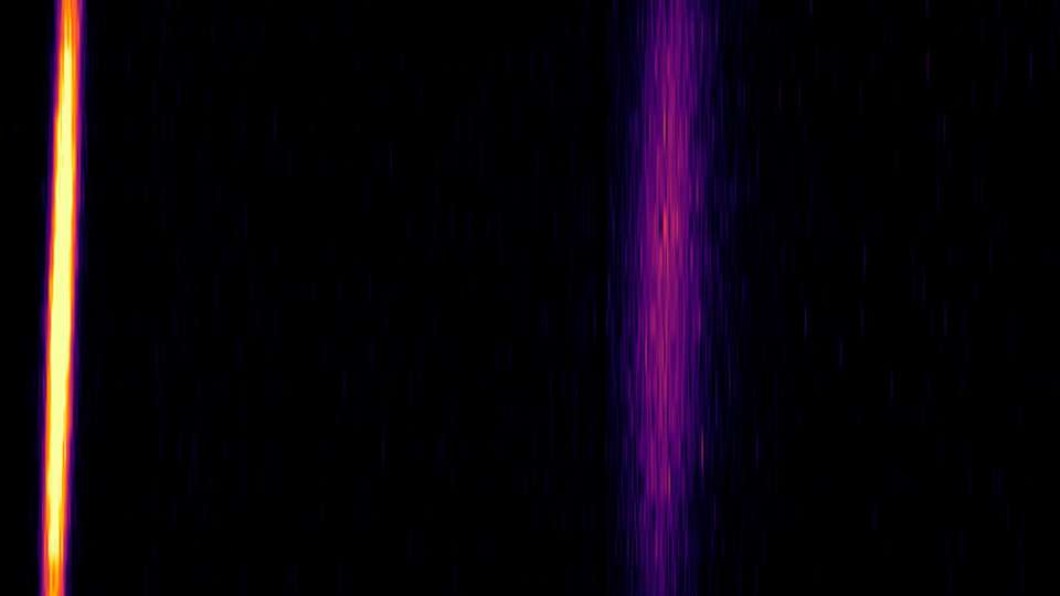 Foto der elastisch gestreuten Röntgenstrahlen (helles gelbes Licht links) und der von den Plasmonen gestreuten Strahlen (schwaches violettes Licht rechts)