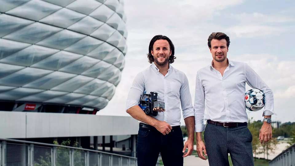 Die Kinexon-Gründer Dr. Oliver Trinchera (l.) und Dr. Alexander Hüttenbrink (hier noch mit einem älteren Ball) haben die Sensortechnologie für den EM-Ball entwickelt.