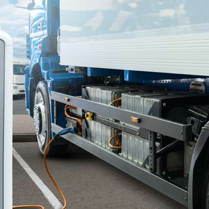 Die Ergebnisse der Studie des Fraunhofer-Instituts und Amazon zeigen, dass bei einem Anteil von 15 Prozent batteriebetriebener Lkw im Fernverkehr 1.000 optimal ausgewählte Ladestationen über Europa verteilt 91 Prozent des E-Lkw-Fernverkehrs abdecken könnten.