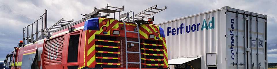 PFAS stecken beispielsweise im Löschschaum von Feuerwehrfahrzeugen und können bei Einsätzen in die Umwelt gelangen. Das Verfahren PerfluorAd soll bei einer Aufreinigung helfen.