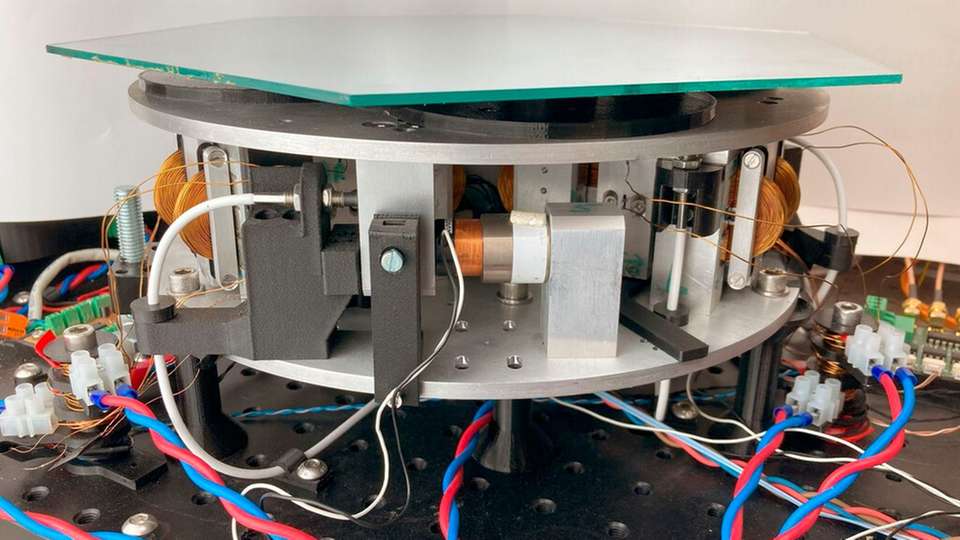 Eine schwingungsgedämpfte Platte, wie man sie für astronomische Präzisionsmessungen verwenden könnte.