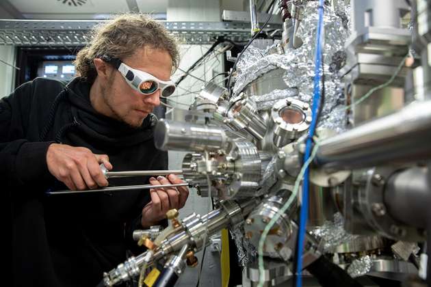 Ein Stuttgarter Forscher bearbeitet eine Probe im ultraschnellen Rastertunnelmikroskop.