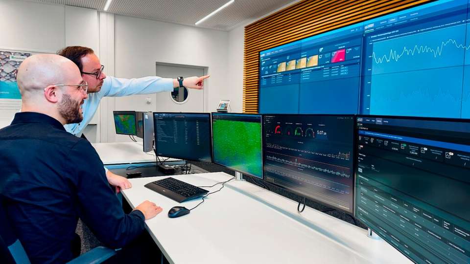 KI-basiertes Schutzsystem für Energiesysteme: Florian Rehwald (hinten) und Christoph Decker greifen über das Dashboard auf ein Intrusion-Detection-System zu.