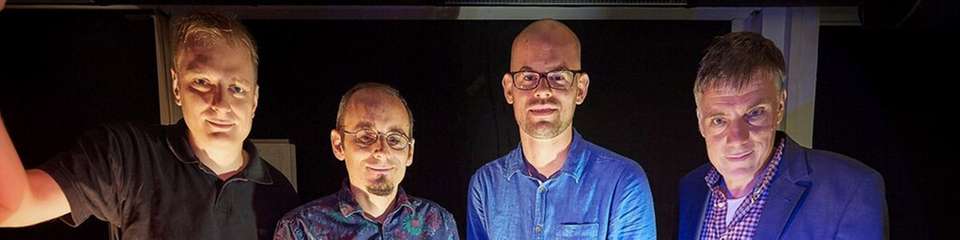 Dr. Frank Vewinger (2. von links) und Prof. Martin Weitz (rechts) vom Institut für Angewandte Physik der Universität Bonn.
