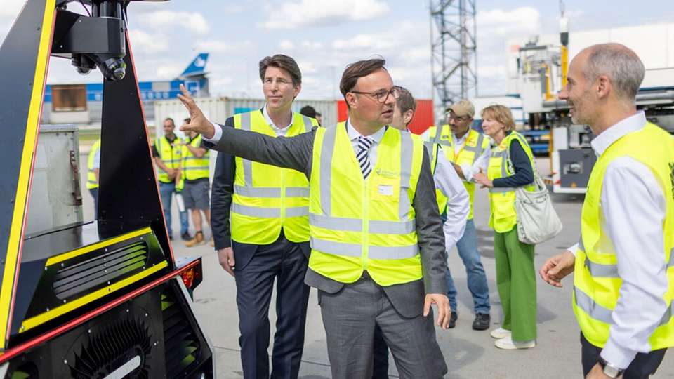 Die Demonstration des Fahrzeugs erfolgte im Beisein von Oliver Luksic, Parlamentarischer Staatssekretär beim Bundesminister für Digitales und Verkehr.