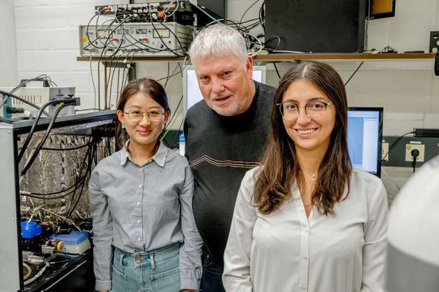 Die Forschenden Lejing Li, Wolfgang Schuhmann und Carla Santana Santos vom Bochumer Zentrum für Elektrochemie.