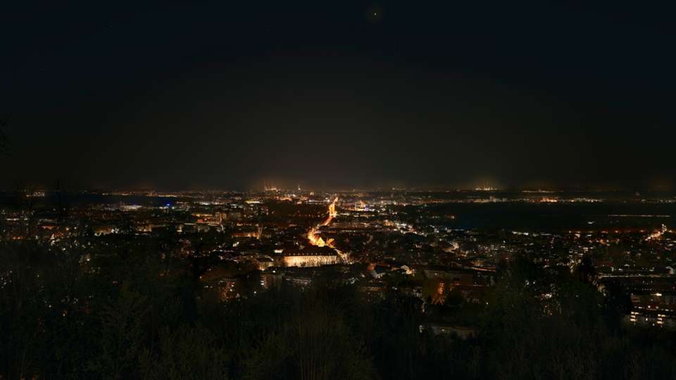 Karlsruhe bei Nacht. Zukünftig könnten Microgrids Städte gegen die Gefahren von großflächigen Stromausfällen wappnen.