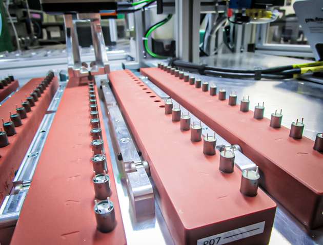 Durch die Automatisierung bei Staiger ließen sich bei den 7 mm großen Mikro-Magnetventilen immer exakt gleiche Füllhöhen erreichen.