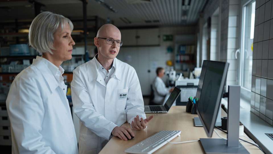 In Ludwigshafen unterstützt Dr. Stefan Seemayer, Experte für Protein Engineering und computergestützte Biologie, unter anderem  Projektleiterin Dr. Barbara Navé, die große Datenmenge auszuwerten.