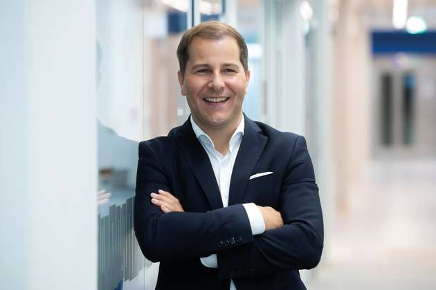 Matthias Kaiser, Vice President Global Sales & Marketing, Uhlmann  Pac-Systeme: „'Transition in Packaging' wird von Nachhaltigkeit und Digitalisierung bestimmt. Für die Pharmaindustrie kommt ein wichtiger Faktor hinzu: die pharmaspezifische Regulatorik. Sie macht vieles komplexer, denn die Patientensicherheit muss gewährleistet sein. Bei Uhlmann Pac-Systeme arbeiten wir deshalb besonders intensiv daran, Regulatorik mit Nachhaltigkeit zusammenzuzubringen und das auf internationaler Ebene. Mono-Materialien mit hoher Recyclingfähigkeit, die gleichzeitig den Sicherheitsanforderungen der Pharmabranche entsprechen sind ein Beispiel. Dabei konzentrieren wir uns auf Polypropylen Mono Blister, die verbesserte Prozesssicherheit mit hohen Nachhaltigkeitswerten verbinden und damit Kreislaufwirtschaft auch bei Pharma-Verpackungen ermöglichen. Im Bereich der Parenteralia stehen kompakte und innovative Paper-Tray-Lösungen im Fokus.“