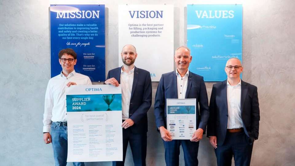 Sven Weisz (Einkaufsleiter, v.l.n.r.), Wolfgang Herterich (Gruppenleiter strategischer Einkauf), Heiko Funk (Geschäftsführer Optima Materials Management) und Frank Steudtner (Teamleiter Einkauf International) gratulierten verlässlichen Zulieferern beim Supplier Award 2024