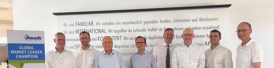 Freuten sich über den Blick hinter die Kulissen der Jauch Quartz, von links nach rechts: Prof. Dr. Christoph Müller (Universität St. Gallen), Timo Schmidt und Thomas Jauch (Firma Jauch Quartz), Thomas Albiez und Thomas Wolf (IHK), Marc Schott (Firma Jauch Quartz) sowie Niklas Lehmann und Jörg Hermle (IHK).