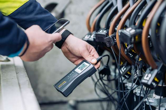 „Ein schneller Einbau ist schön und gut, aber was zählt sind die Daten“, fasst Jürgen Blank, Gruppenleiter Umspannwerke und Stationstechnik, zusammen. Und die kommen bereits 15 Minuten nach dem Einbau im Smight IQ an.