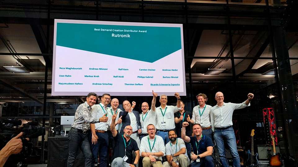 Das Rutronik-Team freut sich über den „Best Automotive Demand Creation Distributor Award“: Andreas Urschitz, Andreas Münzer, Carsten STeiner, Markus Krieg, Ralf Kern, Reza Maghdounieh, Andreas Sztochay, Gerhard Wolf, Peter Schäfer, (von links nach rechts, hintere Reihe) Ricardo Echevarria-Exposito, Philipp Gabriel, Hafeez Najumudeen, Andreas Heder (von links nach rechts, vordere Reihe).