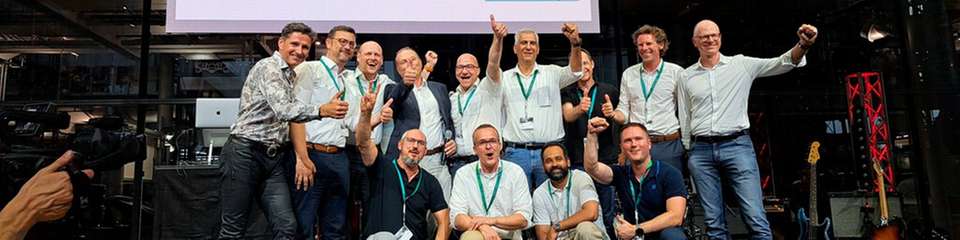 Das Rutronik-Team freut sich über den „Best Automotive Demand Creation Distributor Award“: Andreas Urschitz, Andreas Münzer, Carsten STeiner, Markus Krieg, Ralf Kern, Reza Maghdounieh, Andreas Sztochay, Gerhard Wolf, Peter Schäfer, (von links nach rechts, hintere Reihe) Ricardo Echevarria-Exposito, Philipp Gabriel, Hafeez Najumudeen, Andreas Heder (von links nach rechts, vordere Reihe).