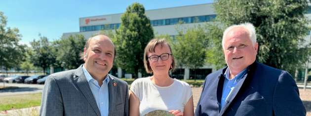 Im Bild von links nach rechts: Dr. Manfred Horstmann, General Manager von GlobalFoundaries Dresden; Wenke Weinreich, Leiterin des CNT und stellvertretende Institutsleiterin des Fraunhofer IPMS und Prof. Hubert Lakner, Institutsleiter des Fraunhofer-Instituts für Photonische Mikrosysteme IPMS.